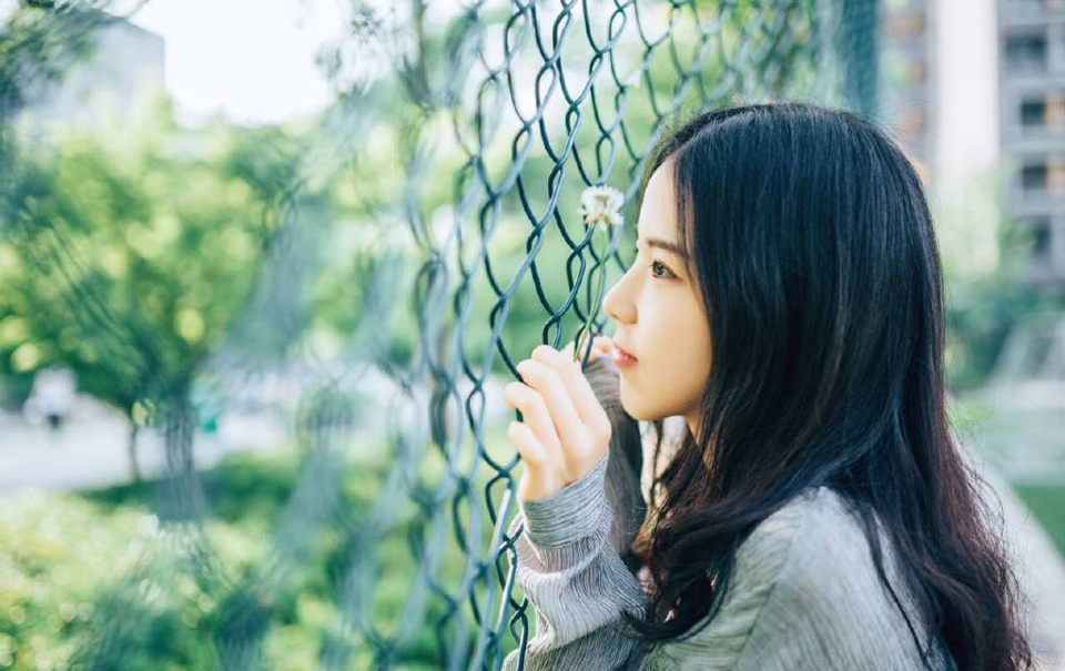 “让他们疯够了就给我滚回去，我们先回城！”没有再看那些兴奋的西域兵，就像没见过世面的土包子一样，连那些破铜烂铁都要抢。